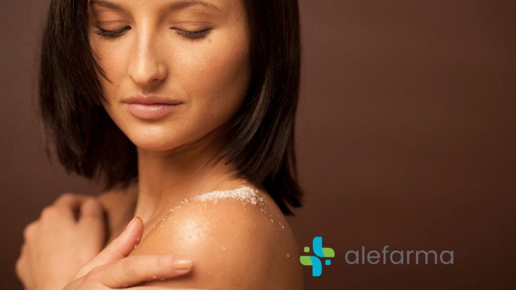 Mujer aplicandose exfoliante